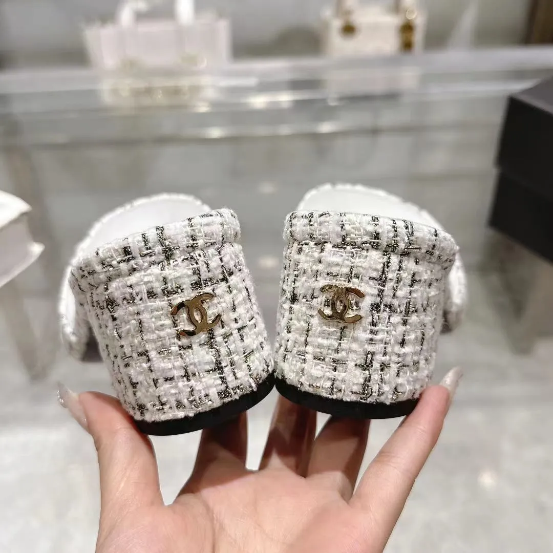 👟👟Ex-factory price 520👟👟 𝐂𝐇𝐀𝐍𝐄𝐋★Xiaoxiang New Spring and Summer Products Counter new sandals, electric embroidered Lingge’s classic elements that will never fade away 💋Showing a unique style, too beautiful to say, a must-have in summer... Upper: imported sheepskin/knitted fabric Lining: mixed sheepskin Heel height: 5cm Outsole: Italian leather outsole Shoe size: 35-39 (customized items of 40, 41 and 42 are not returnable or exchangeable)